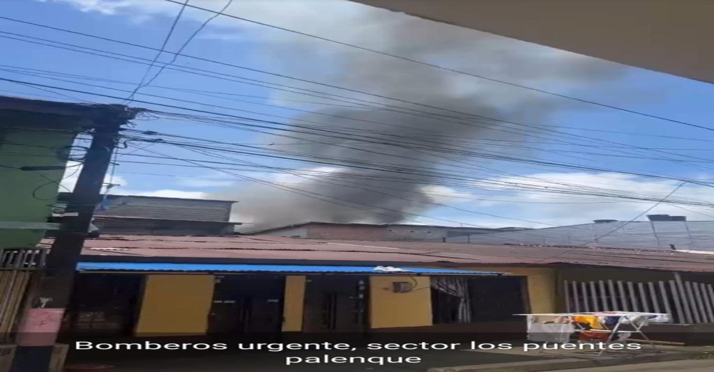 Una densa columna de humo se eleva sobre las edificaciones del barrio Palenque, sector Bogotá, durante el incendio estructural registrado en el municipio de Quibdó.