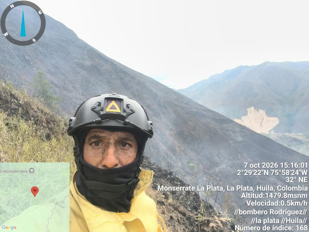 Unidad del Cuerpo de Bomberos Voluntarios de La Plata durante la atención del incendio forestal en la vereda Monserrate, Huila.