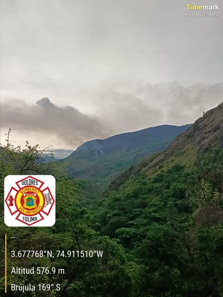 Presencia de humo en la zona montañosa afectada por el incendio