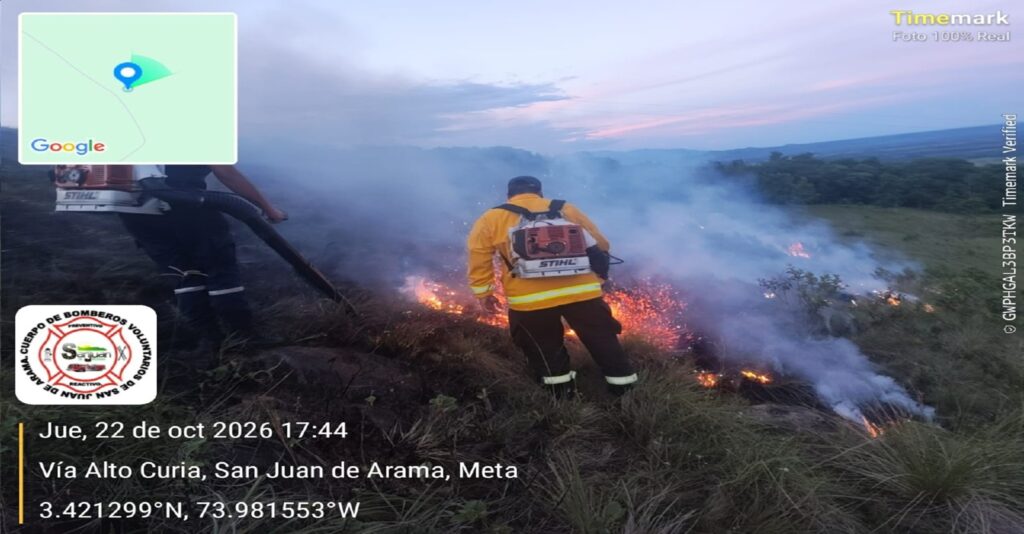 Labores de control del incendio de cobertura vegetal registrado en la vereda Santander, Meta.