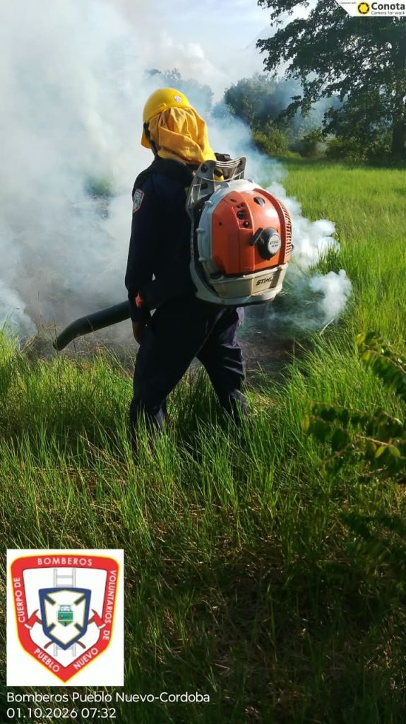 Bombero equipado con elementos de protección personal y equipo portátil avanza por el terreno para atender los focos de calor presentes en el área.