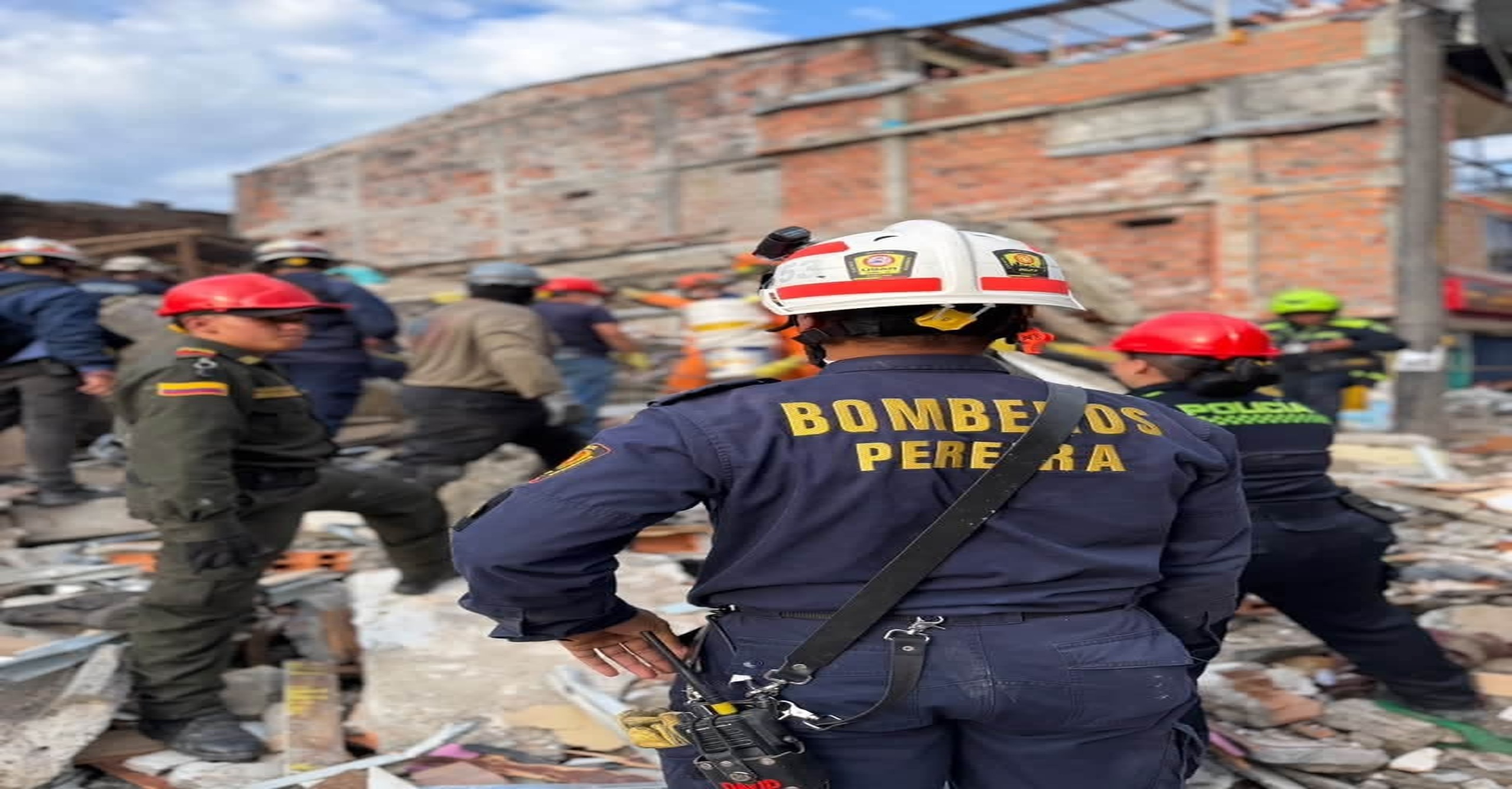 Organismos de socorro adelantan rescate tras colapso de una edificación en el centro de Pereira