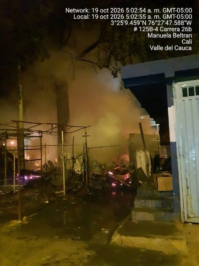 Unidad bomberil realiza labores de liquidación en la zona afectada.