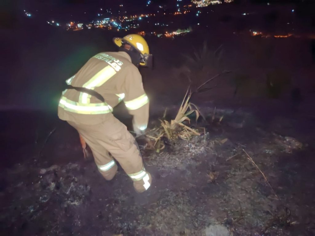 Unidad bomberil interviene en la zona afectada por el incendio.