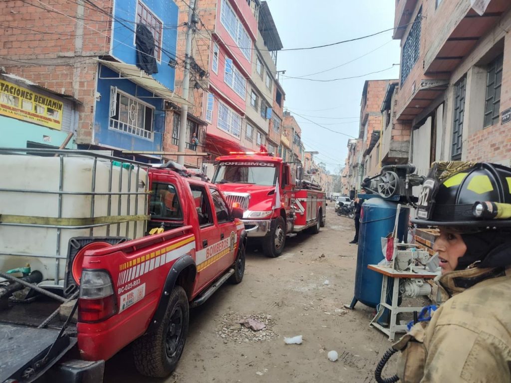 Unidades y vehículos del Cuerpo Oficial de Bomberos de Soacha durante la atención del incendio estructural.