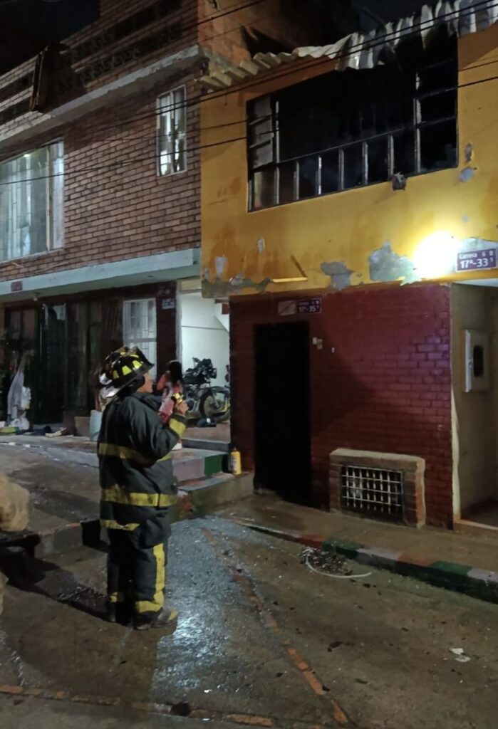Intervención de Bombero Oficial en el incendo estructural - Soacha Cundinamarca