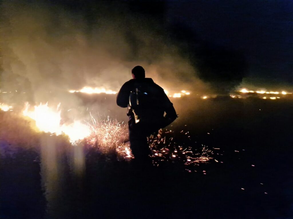 Bombero Puerto Carreño apagando Incendio Forestal.