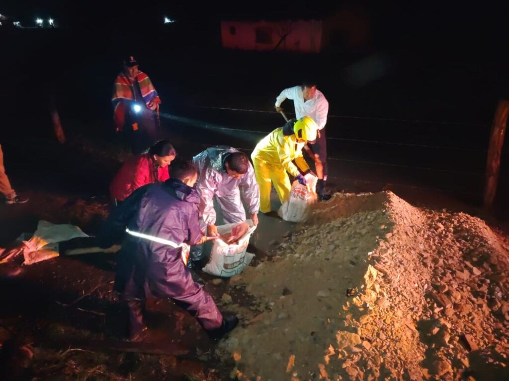 Bombero adelantando tareas de emergencia por inundación