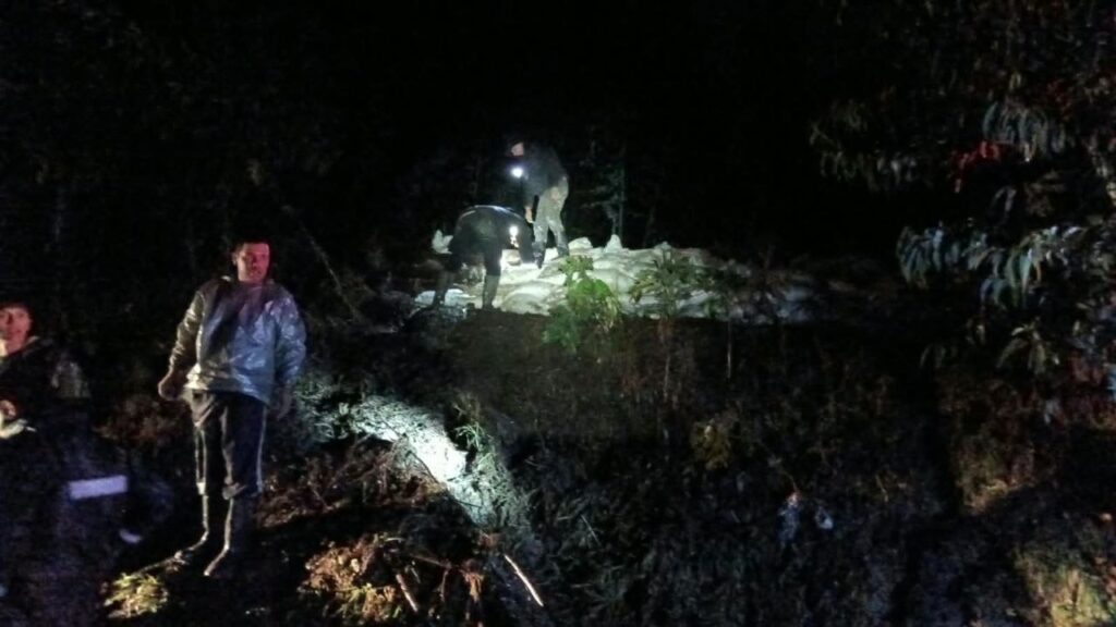 Comunidad apoyando emergencia por inundación