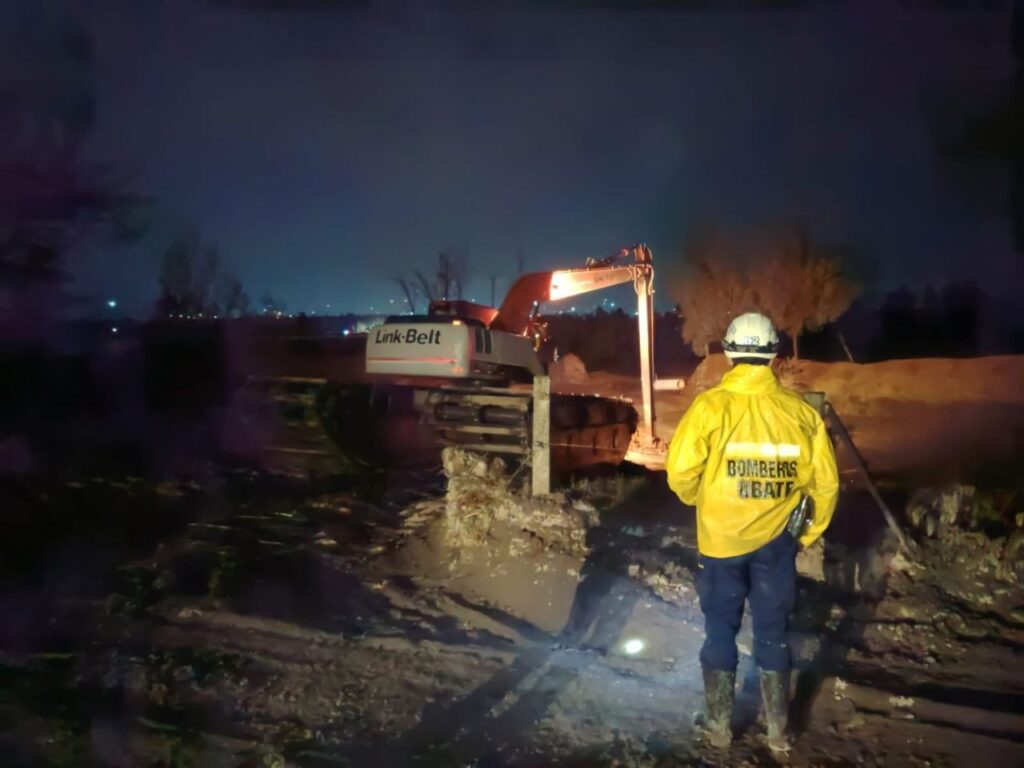 Bomberos autoridades y comunidad en labores de atención de emergencia por inundación