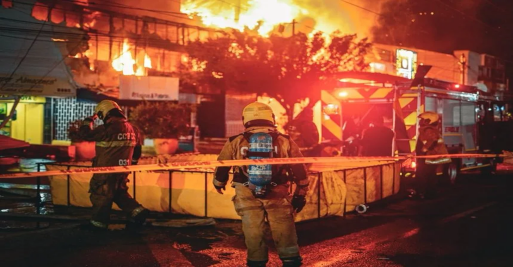 Imagen incendio estructural Centro Comercial La Plazuela