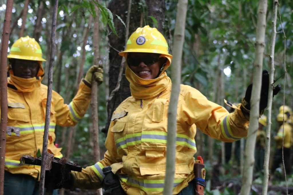 mujer rural: Bombera forestal.