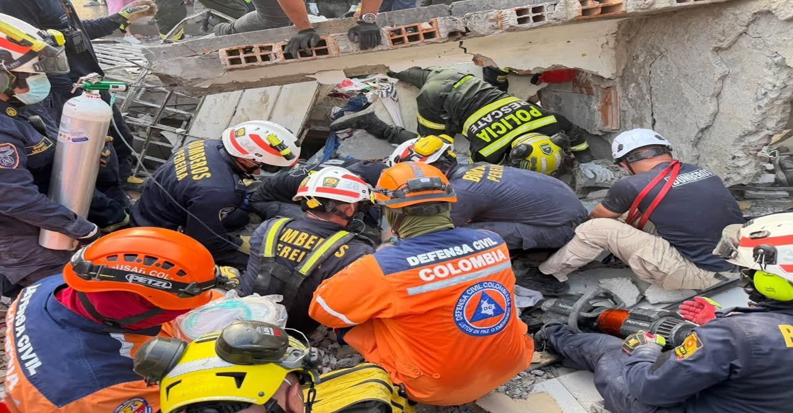 Mujer fue rescatada con vida tras colapso de una edificación en el centro de Pereira
