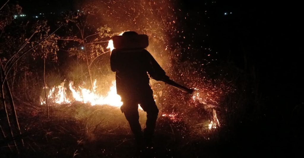 Unidad bomberil adelanta labores de control y extinción del incendio forestal.