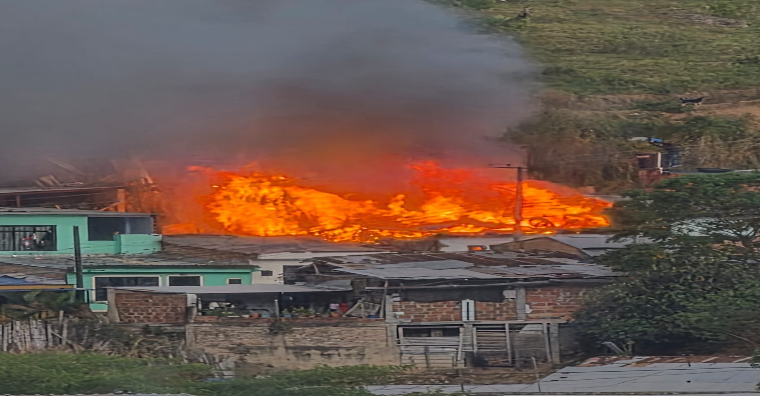 Bomberos de La Plata controlaron incendio estructural y evitaron su propagación a viviendas vecinas en Huila